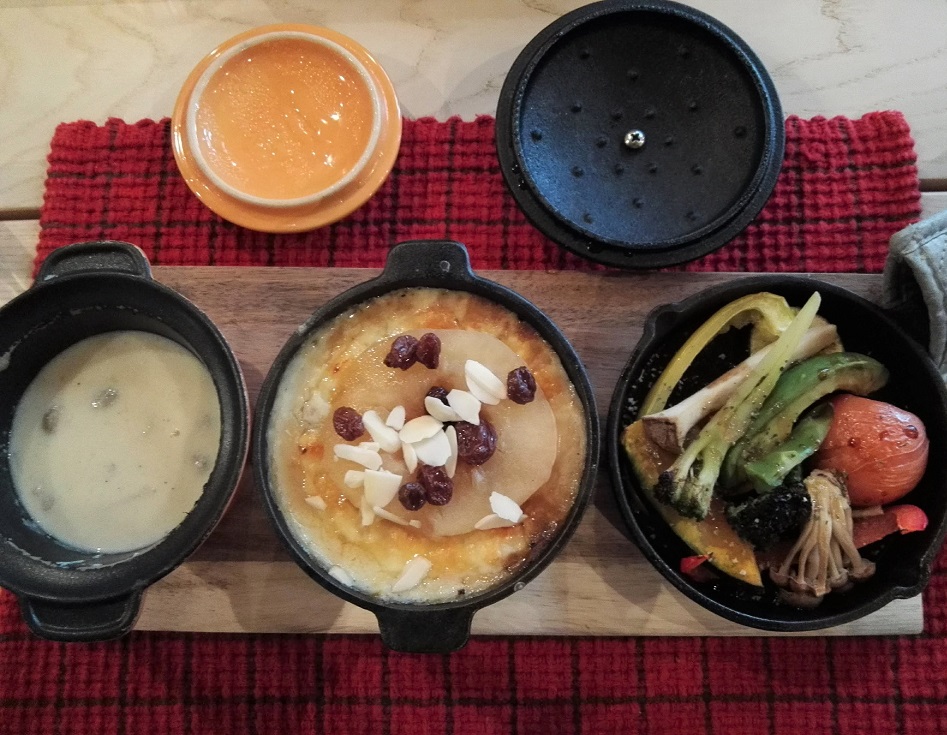 メイン 右から焼き野菜とリンゴカレードリアとスープ