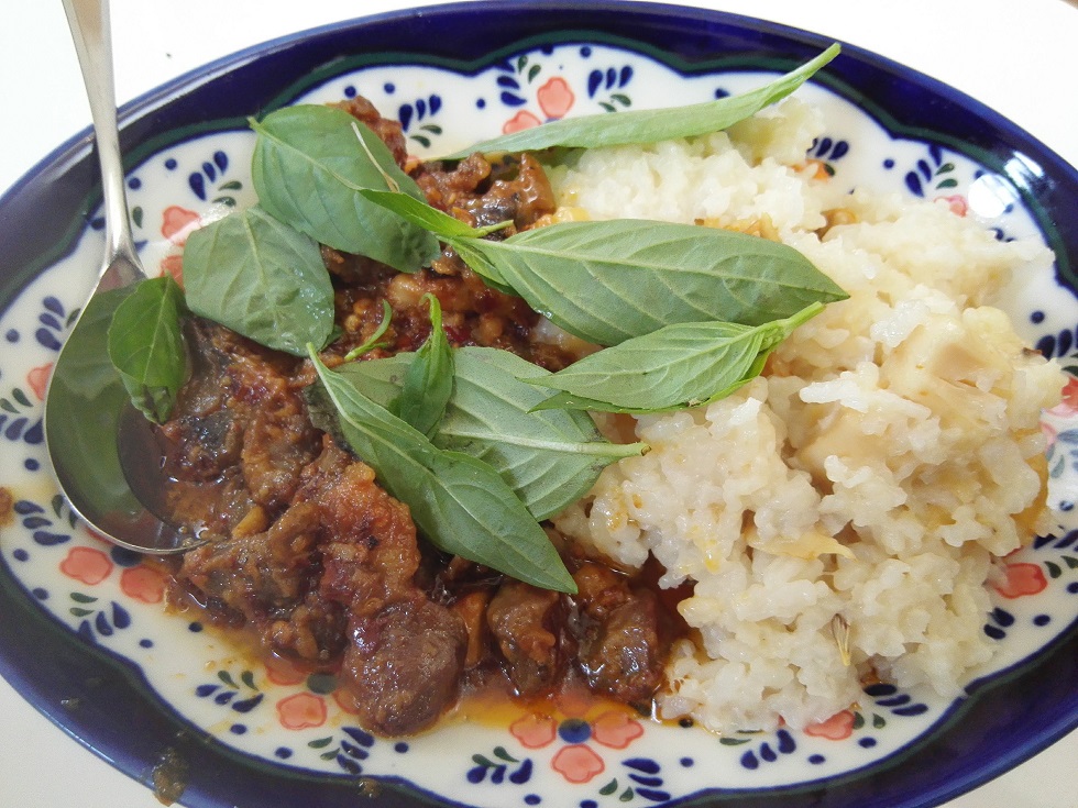 シーフード炊き込みご飯と砂肝の辛味炒めセット