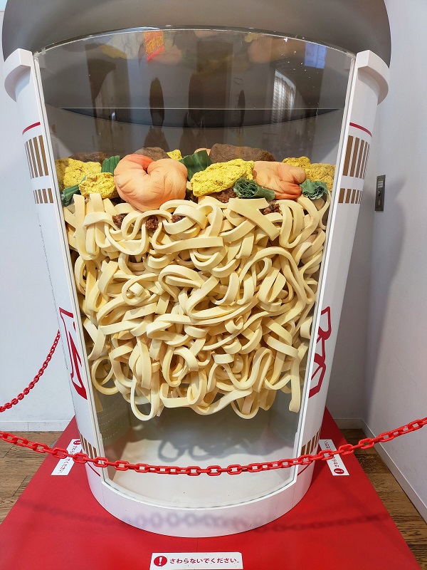 カップラーメンの大型模型