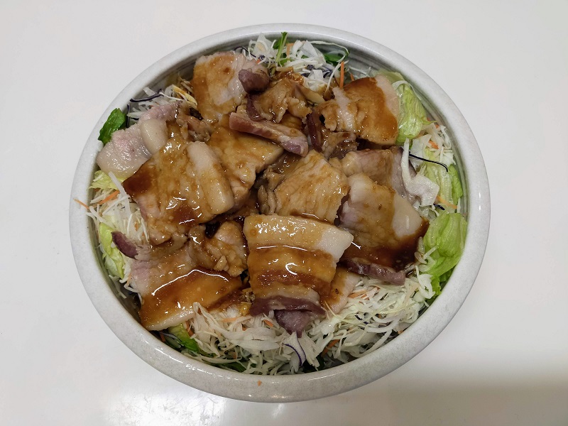 豚バラ肉の焼肉サラダ