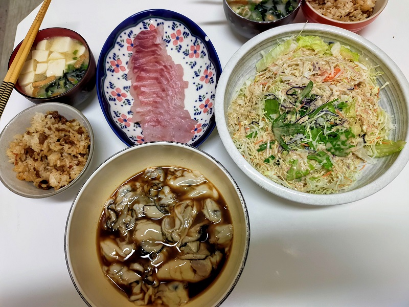 海鮮定食(牡蠣ポン酢、真鯛の刺身、サラダ、味噌汁、鶏飯)