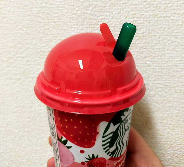 カップをつけてストローを挿して飲む