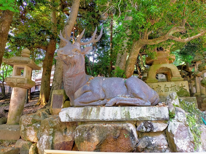 手水所の上の鹿の像