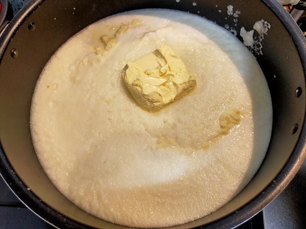 鍋にニンニク・タマネギ・有塩バターを加える