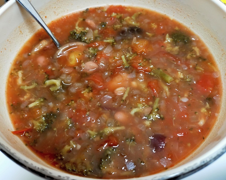 トマトと豆としいたけと玉葱とブロッコリーの鶏出汁スープ