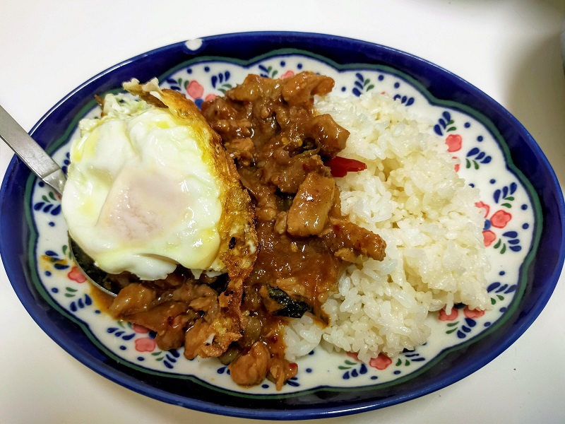 タイ風豚ロース目玉焼き丼