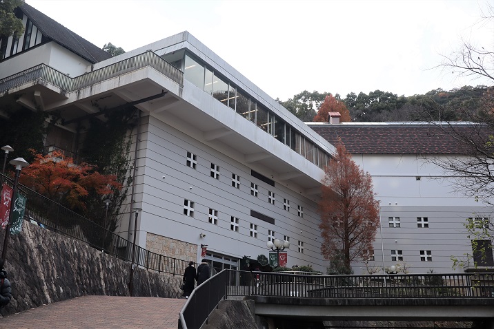 ハーブ園山麓駅外観の写真です