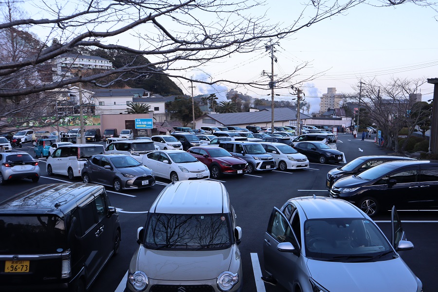 混んでいる駐車場の画像です