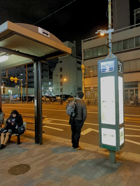 十三バス停3番乗り場の画像です