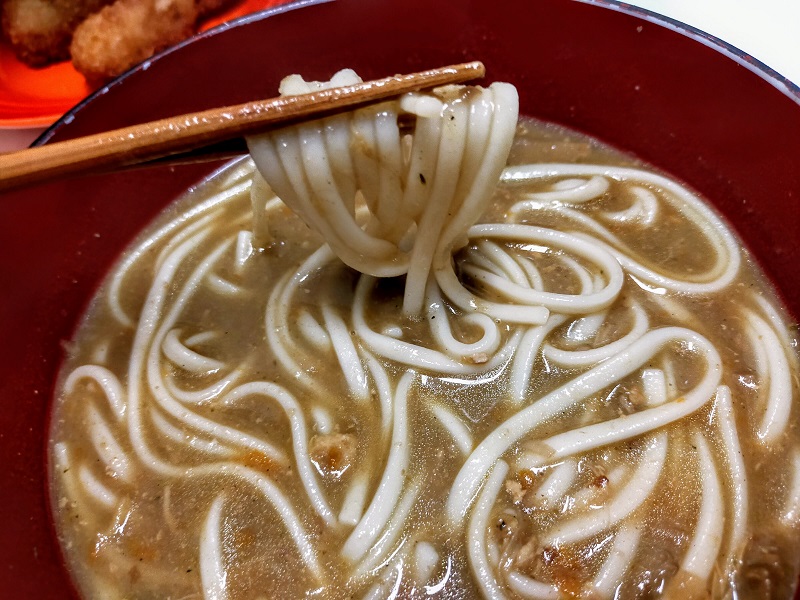 美味しそうなカレーうどんの画像です