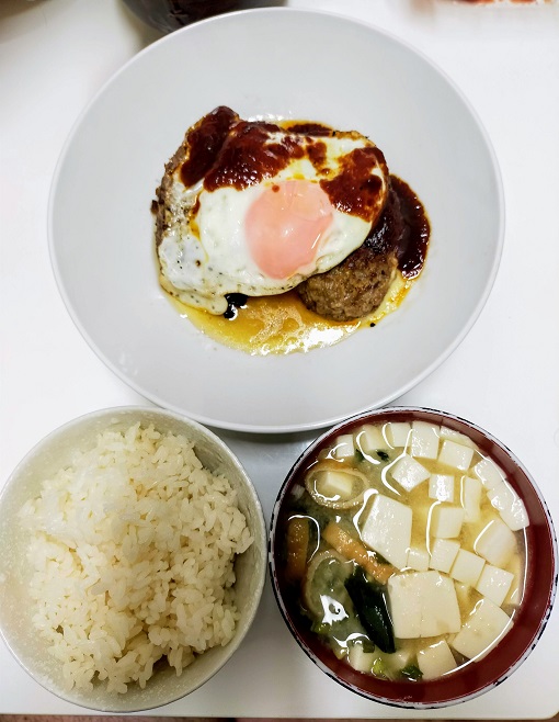 ハンバーグ定食の画像です