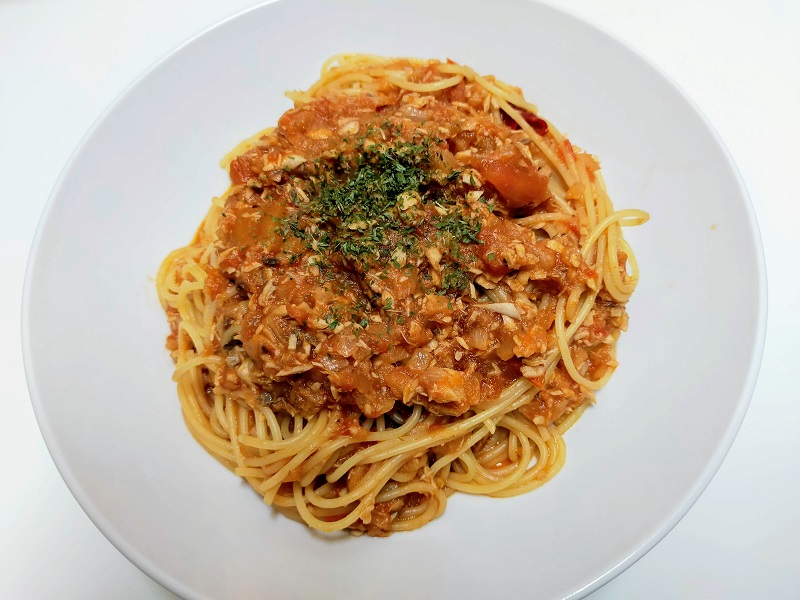 ハマチのトマトソースパスタの写真です