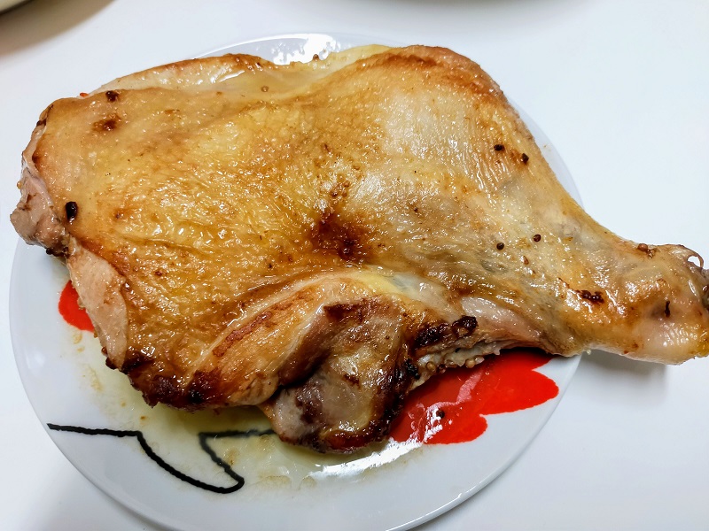 2枚目の骨付き鶏もも肉のステーキの写真です