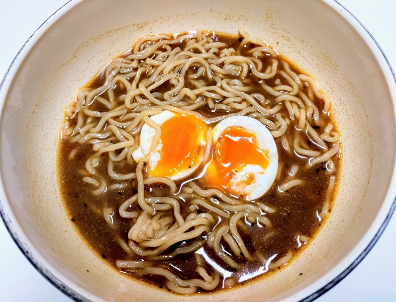 半熟卵乗せGARAKUのスープカレーラーメン(袋麺)の写真です