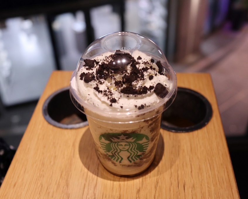 スヌーピー バニラ クリーム フラペチーノ with クラッシュ クッキーの写真です